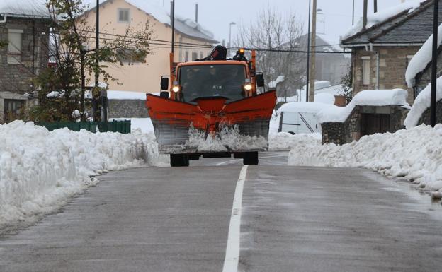 Las dificultades en las carreteras se limitan al norte de León, con tres tramos aún cerrados por la nieve