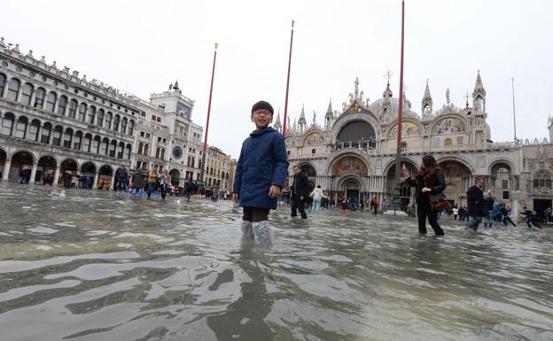 El agua empieza a descender en Venecia tras un nuevo día de inundaciones