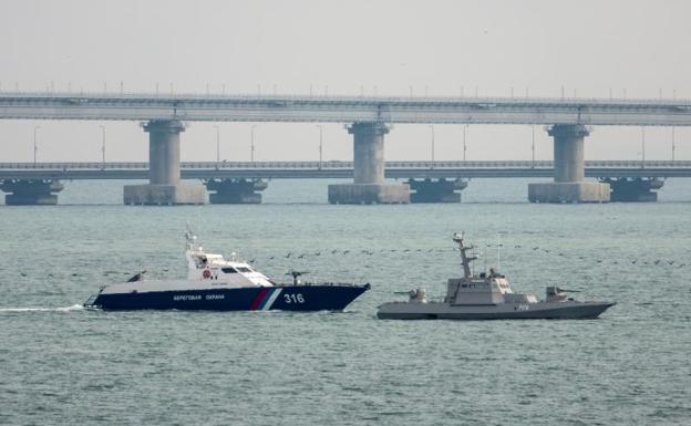 Rusia devuelve a Ucrania los tres barcos apresados hace un año en el estrecho de Kerch
