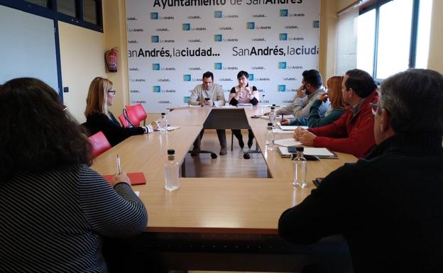 La corporación de San Andrés acuerda hacer un frente común en defensa del soterramiento del ferrocarril en el municipio