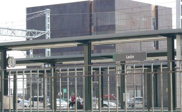 La presidenta de Adif compromete la supresión del 'fondo de saco' de la estación de León en 2020