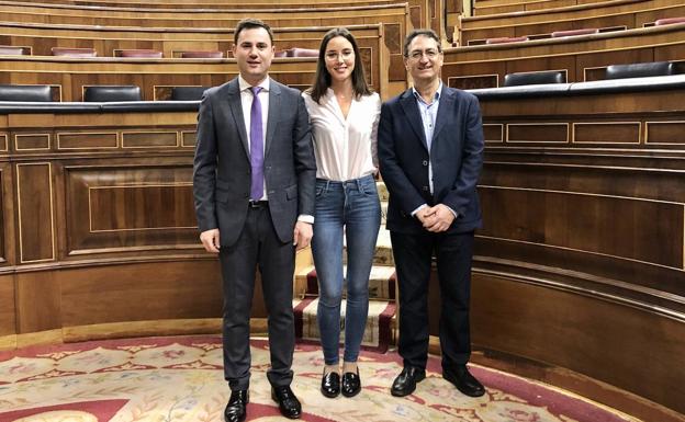 Los diputados y senadores del PSOE de León entregan sus credenciales en las Cámaras