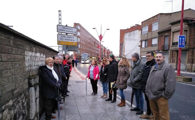 El PP de León y San Andrés, unido para exigir una solución a «la acera de la vergüenza» de Párroco Pablo Díez