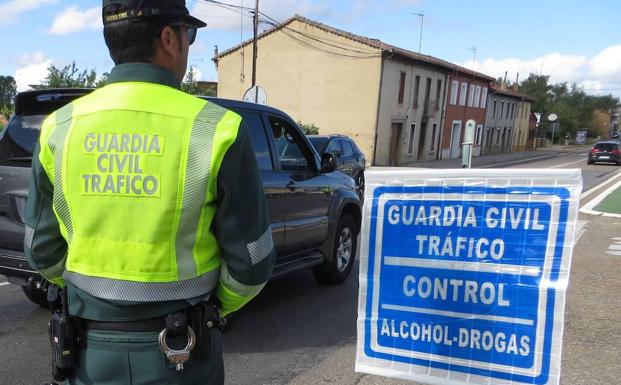 Detenido por huir de un control, no tener carnet y chocar contra un vehículo de la Guardia Civil