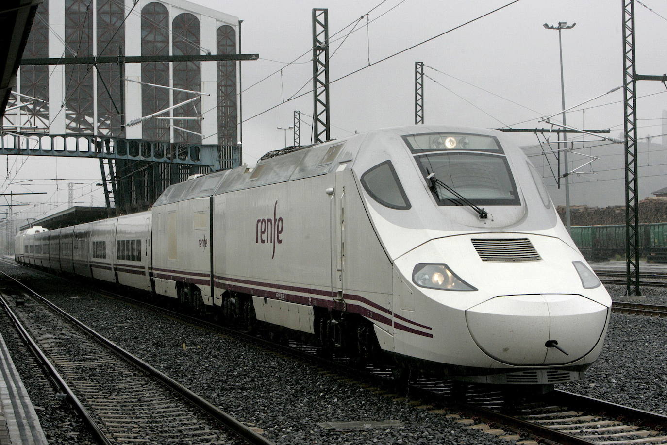 Un tren Alvia arrolla a un coche en un paso a nivel en la provincia de Palencia