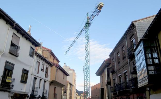 La nueva vecina de El Ejido: una llamativa grúa de 40 metros levantará un nuevo hotel en la calle Panaderos