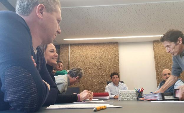 Villaquilambre firma un acuerdo con la junta vecinal de Navatejera que permitirá la cesión de los terrenos del instituto y centro de salud de forma directa