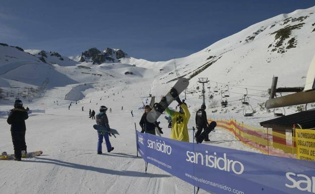 Las estaciones de esquí de León reciben a 2.800 en la mejor apertura de visitantes y nieve de los últimos años