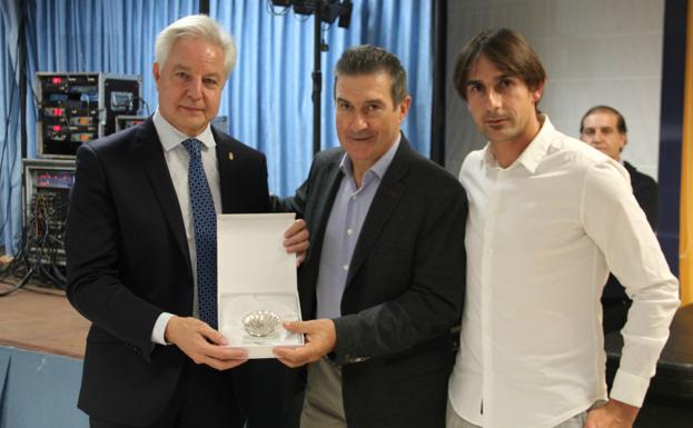 'Vieira de Plata' para Manolo Cadenas en la Casa de Galicia de León