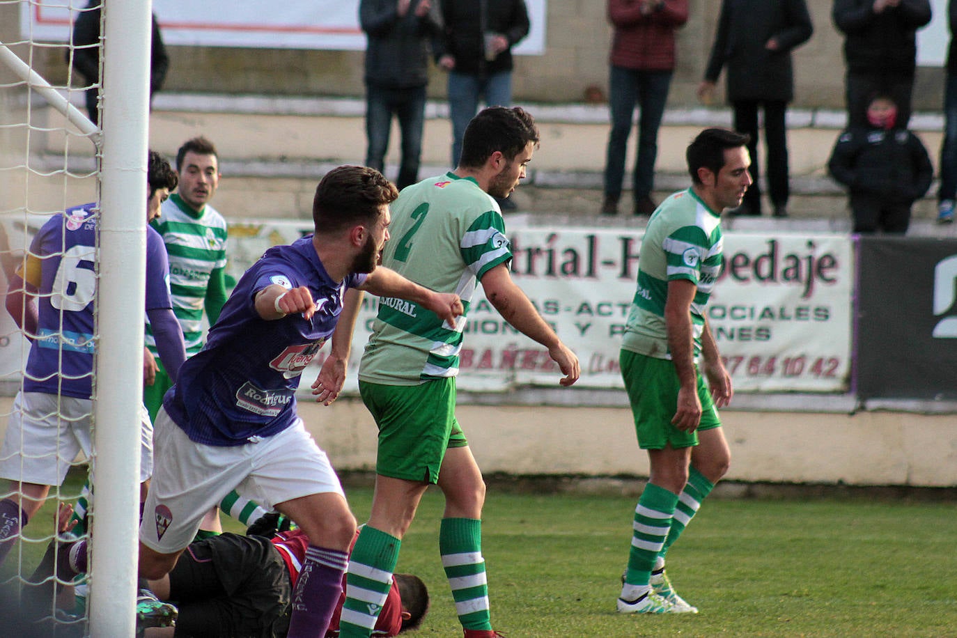 Las imágenes del derbi entre La Bañeza y La Virgen
