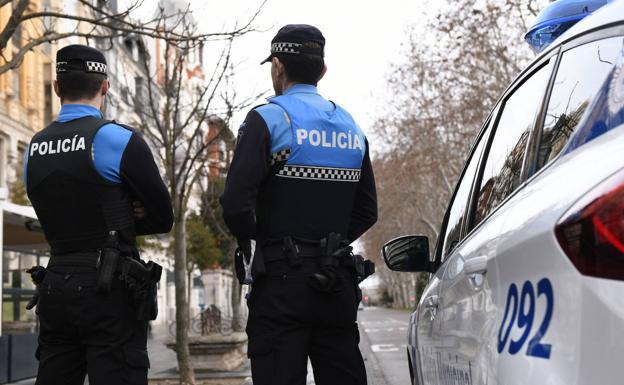 Un policía local de Valladolid sufre la fractura de una falange al recibir un mordisco en un forcejeo con un presunto ladrón