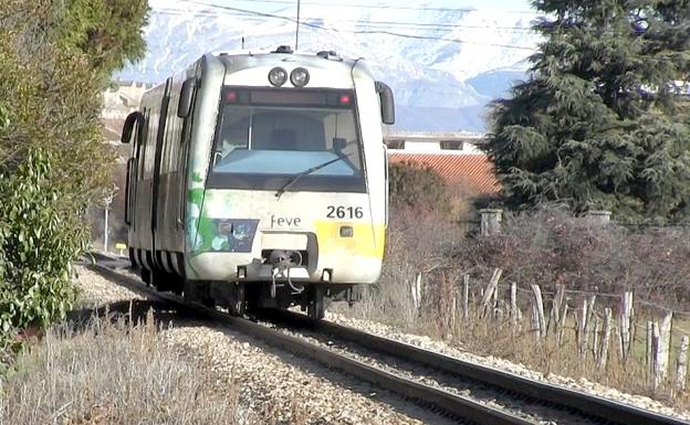 Fallece una joven de 18 años tras ser arrollada por un tren de Feve en el segundo paso tras La Asunción