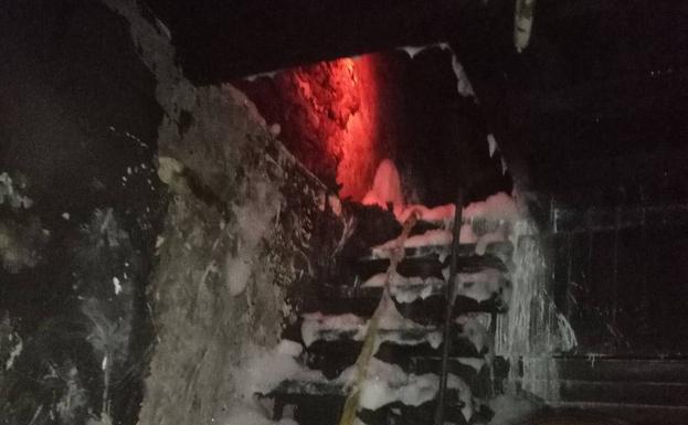 Trasladan al hospital dos personas afectadas por intoxicación por humo en un incendio en una vivienda de Villadepalos