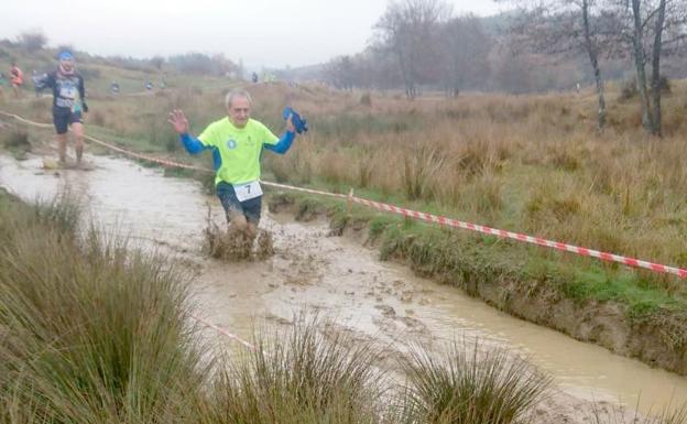 Kevin Viñuela se lleva el Cross de Villabalter en medio del barro