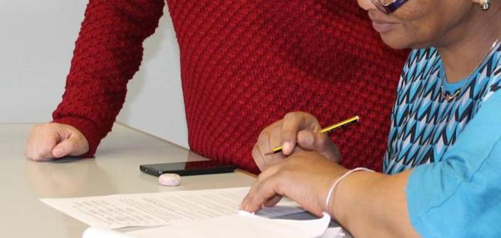 El colectivo de inmigrantes puede frenar el envejecimiento: Llegan a Castilla y León con 27 años frente a los casi 48 de la media de edad autonómica