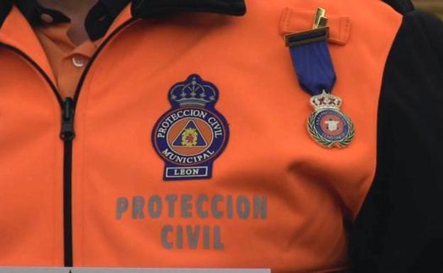 El Ayuntamiento de León homenajea a la Universidad, el Incibe y a voluntarios de Protección Civil