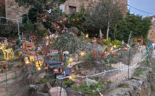 El jardín de la iglesia de Valderrueda deslumbra con un belén único en la Montaña Leonesa