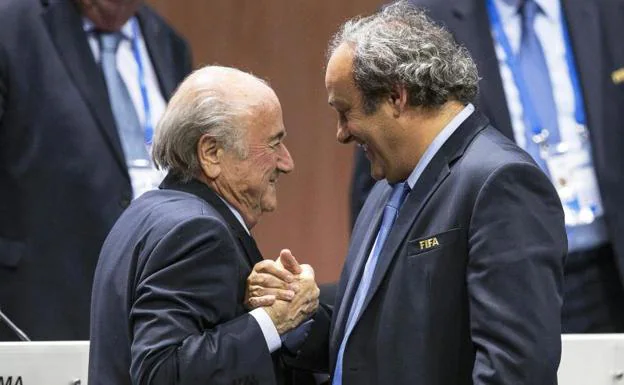 Blatter: «Platini me dijo que obedecería a Sarkozy y votaría a Catar con sus amigos, entre ellos Villar»