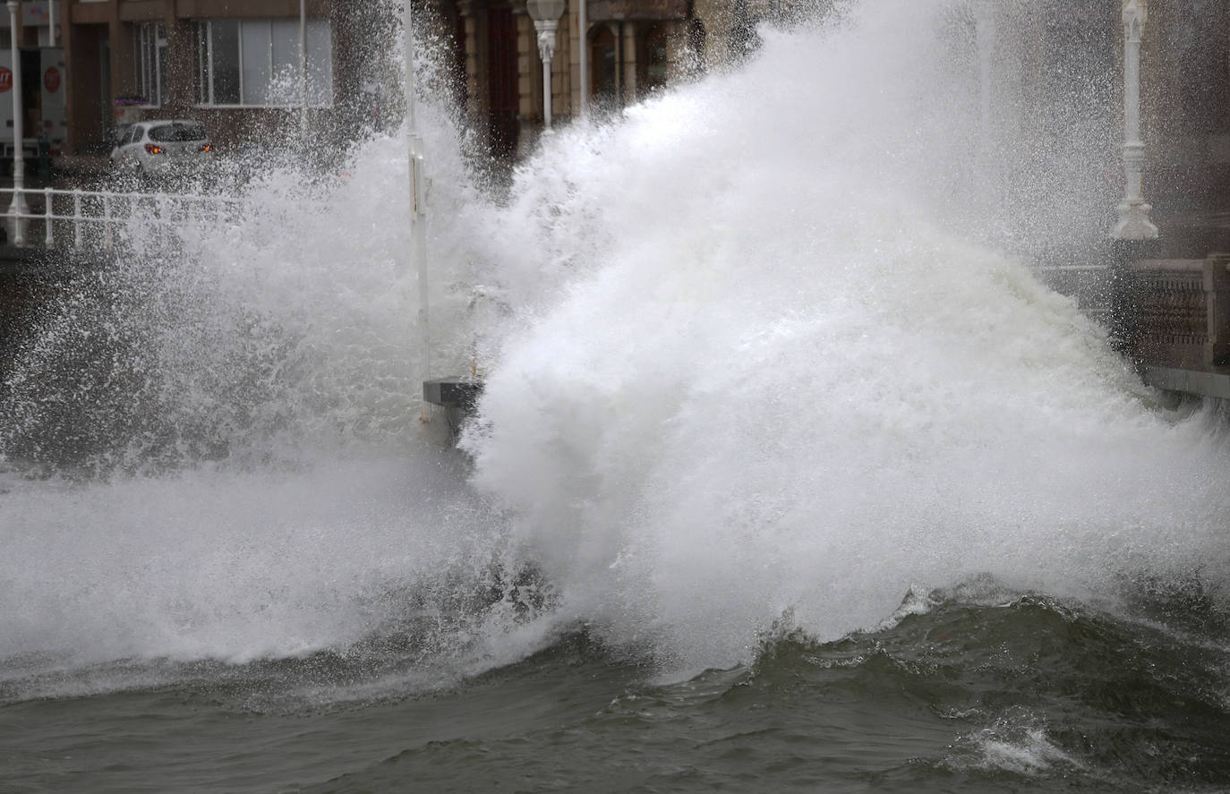 Viento, lluvia y oleaje marcan el tiempo en Asturias