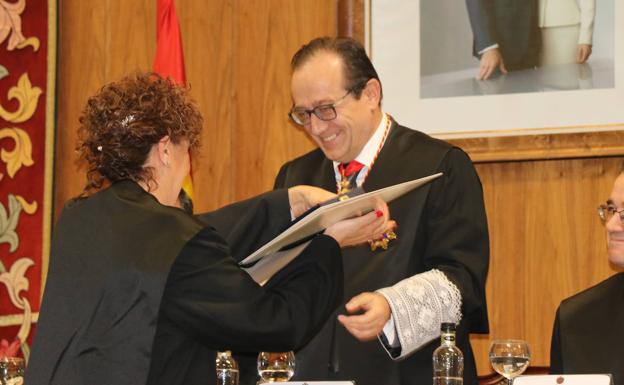 Los abogados celebran una profesión «viva, dinámica, reivindicativa y enfadada» con el Ministerio de Justicia