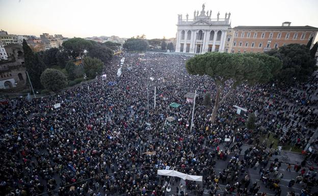 Las Sardinas colapsan Roma y se plantean el salto a la política