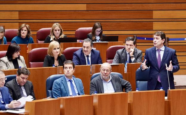 Mañueco responderá a preguntas sobre despoblación, cambio climático y aborto en el último pleno del año en las Cortes