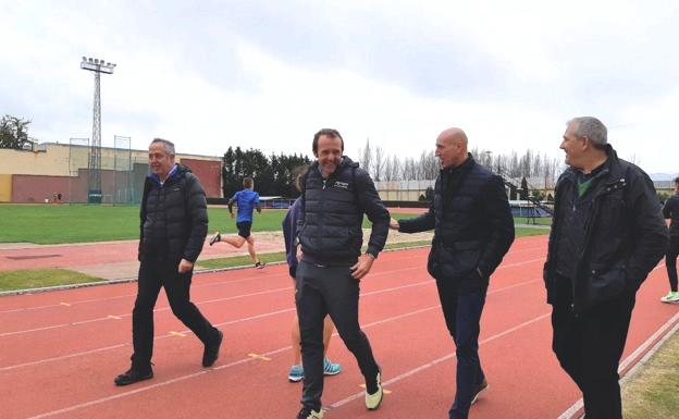 El alcalde de León asiste a la concentración de la Federación Española de Atletismo en el Estadio Hispánico