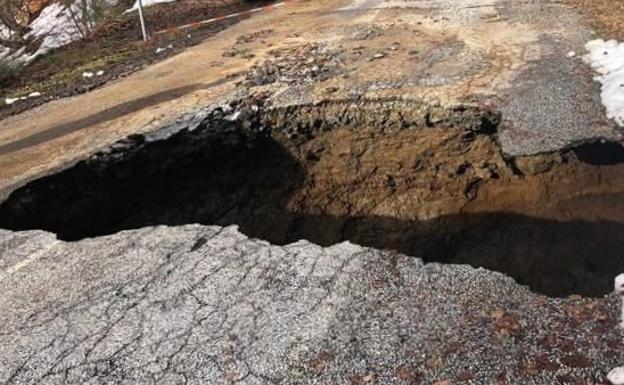 Un enorme socavón de más de tres metros corta la carretera y el acceso al Valle de Valdeón