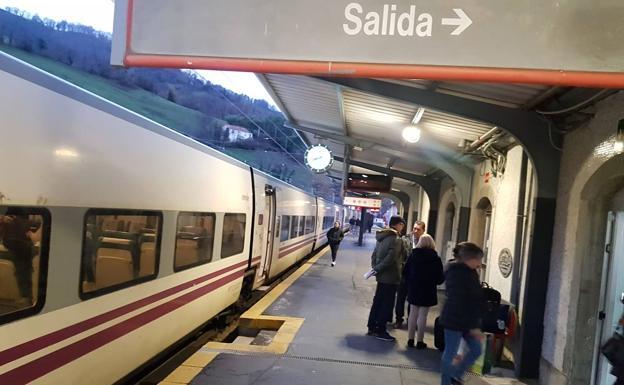 Un nueva avería en la catenaria interrumpe la conexión ferroviaria entre Asturias y Madrid