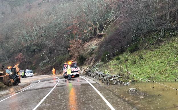 Un argayo limita la circulación por carretera entre Boñar y San Isidro