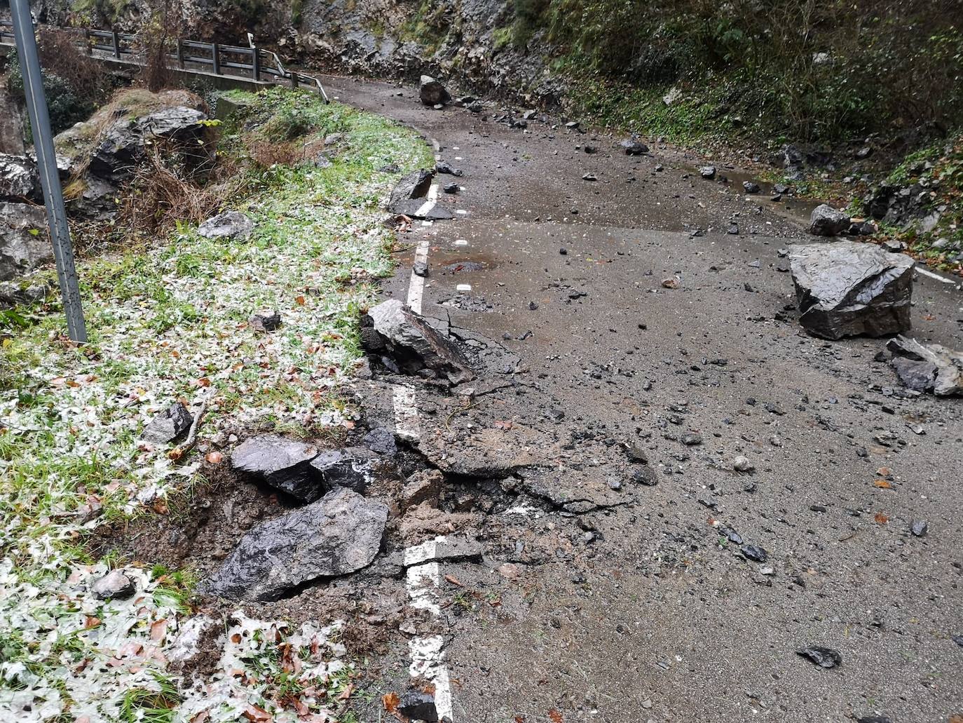 Un argayo provoca graves destrozos en la carretera que une Caín con Cordiñanes