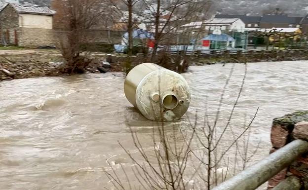 La imagen: un depósito navega por el Bernesga en Pola de Gordón