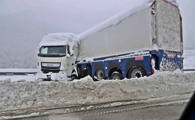 La nieve genera serios problemas en la autopista del Huerna