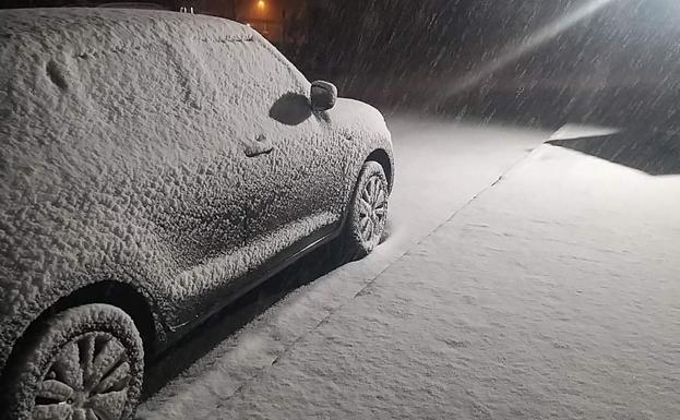 Pajares y la autopista del Huerna, cerradas al paso de camiones por fuertes nevada