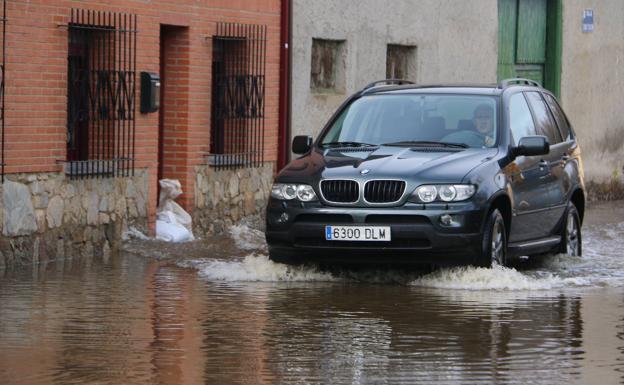 Evacuan el pueblo de Villaverde de Arriba, en Garrafe de Torío, al anegar el río varias viviendas