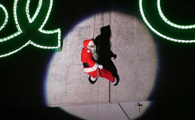 Papá Noel descenderá este domingo por la fachada de El Corte Inglés con una fiesta infantil