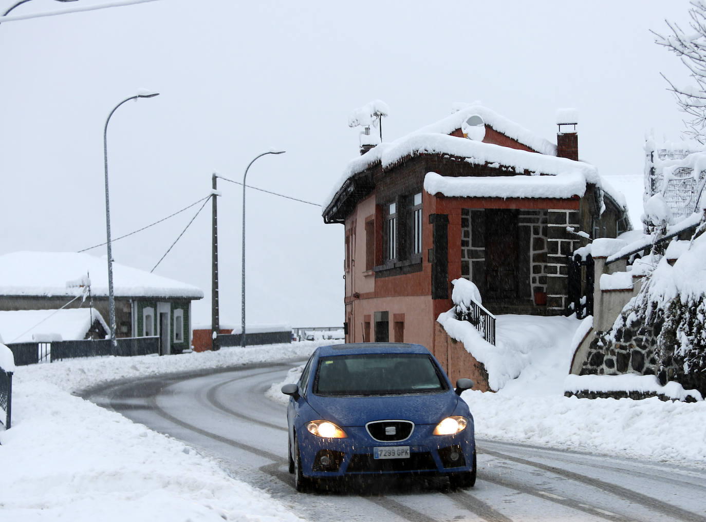 Las imágenes que deja la intensa nieve en Asturias