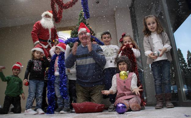 Alzheimer León preparan un Taller de Villancicos tradicionales para enseñar a los niños de su ludoteca infantil
