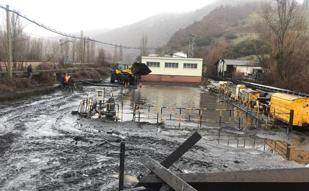 La Junta coordina los trabajos para desviar el agua de la balsa del túnel de La Robla al arroyo El Acedo