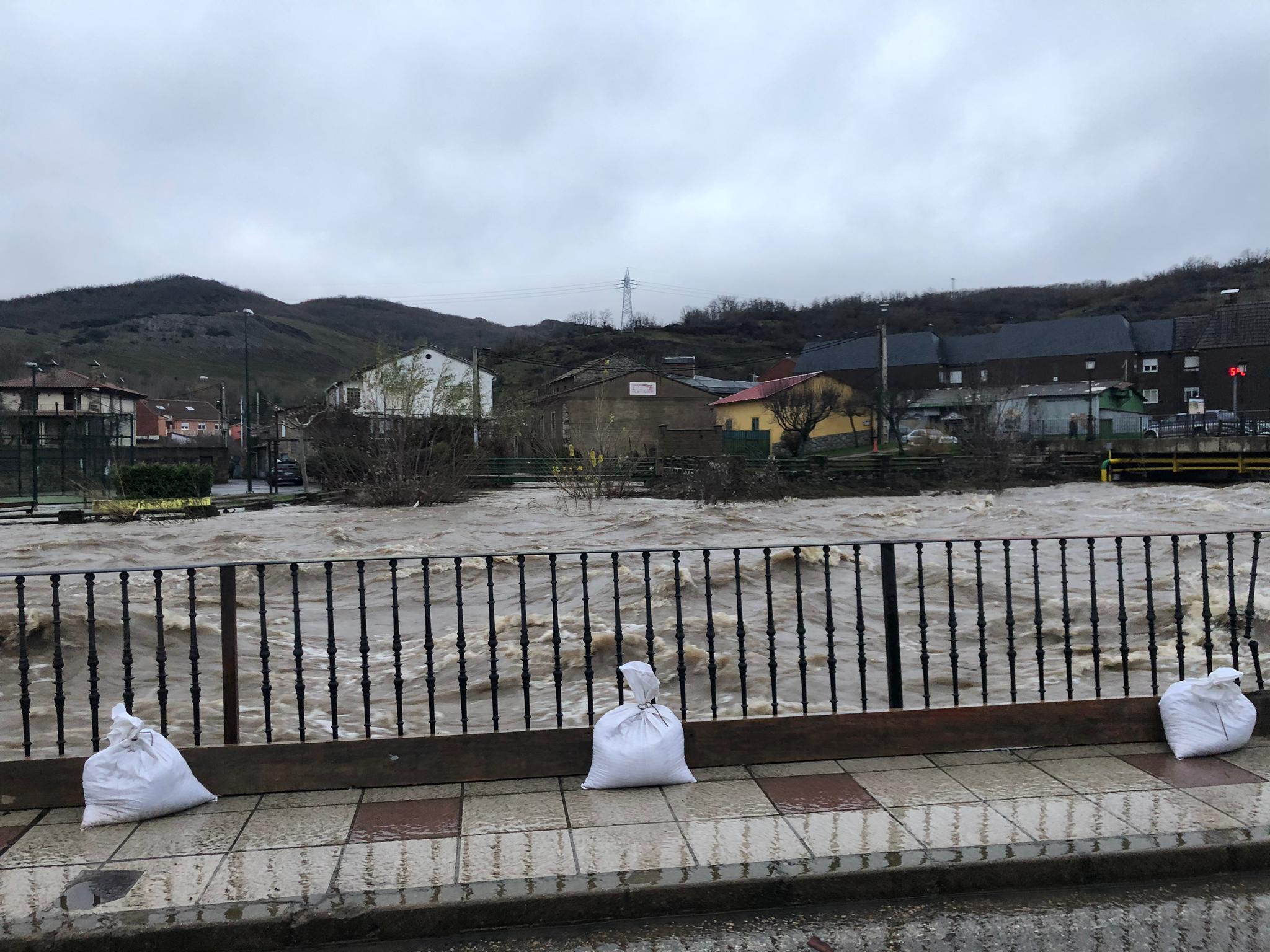 El Bernesga anega calles a su paso por Pola de Gordón