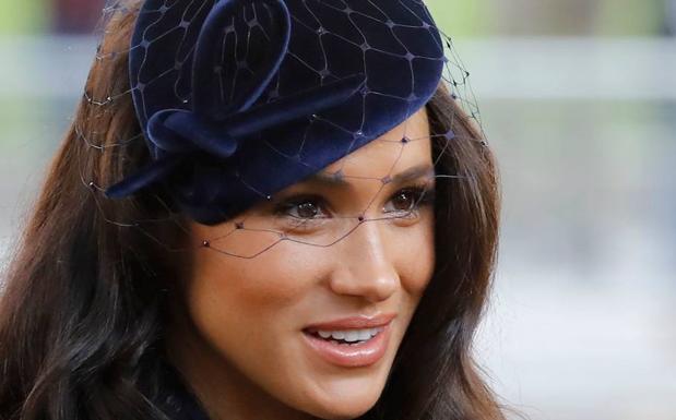 Meghan deja sola a Isabel II