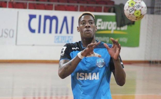 Ademar ficha a partir de 2021 al lateral cubano del Oporto Yoan Balázquez