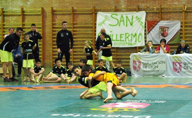 La lucha leonesa organiza una gran fiesta para la entrega de trofeos de base en Valdefresno
