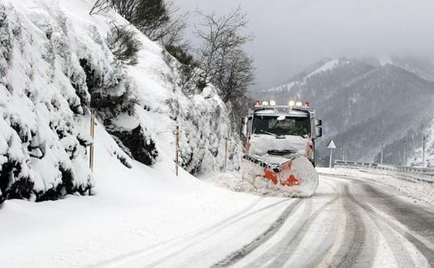 La nieve obliga a circular con cadenas en varios tramos de la red secundaria de León