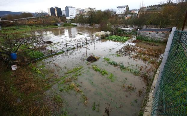 El desbordamiento del Sil y el Oza obliga a cortar los accesos a Toral de Merayo y a la Tebaida berciana
