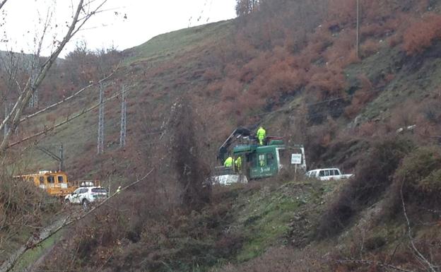 La caída de rocas por el temporal obliga a cortar 16 horas la conexión ferroviaria León-Asturias