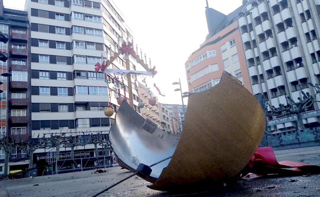 El ramo leonés de Navidad de la Plaza de las Cortes sufre las consecuencias del temporal