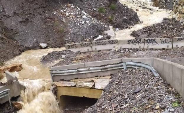 El temporal destroza el 'nuevo' acceso a Peñalba de Santiago y causa problemas en Ponferrada
