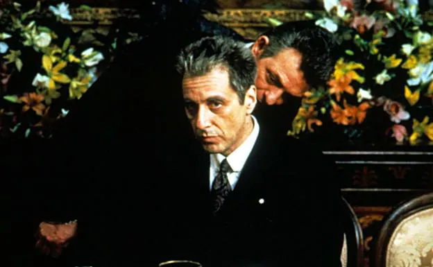 Al Pacino (sentado), en una escena de la película «El padrino III». /El Norte