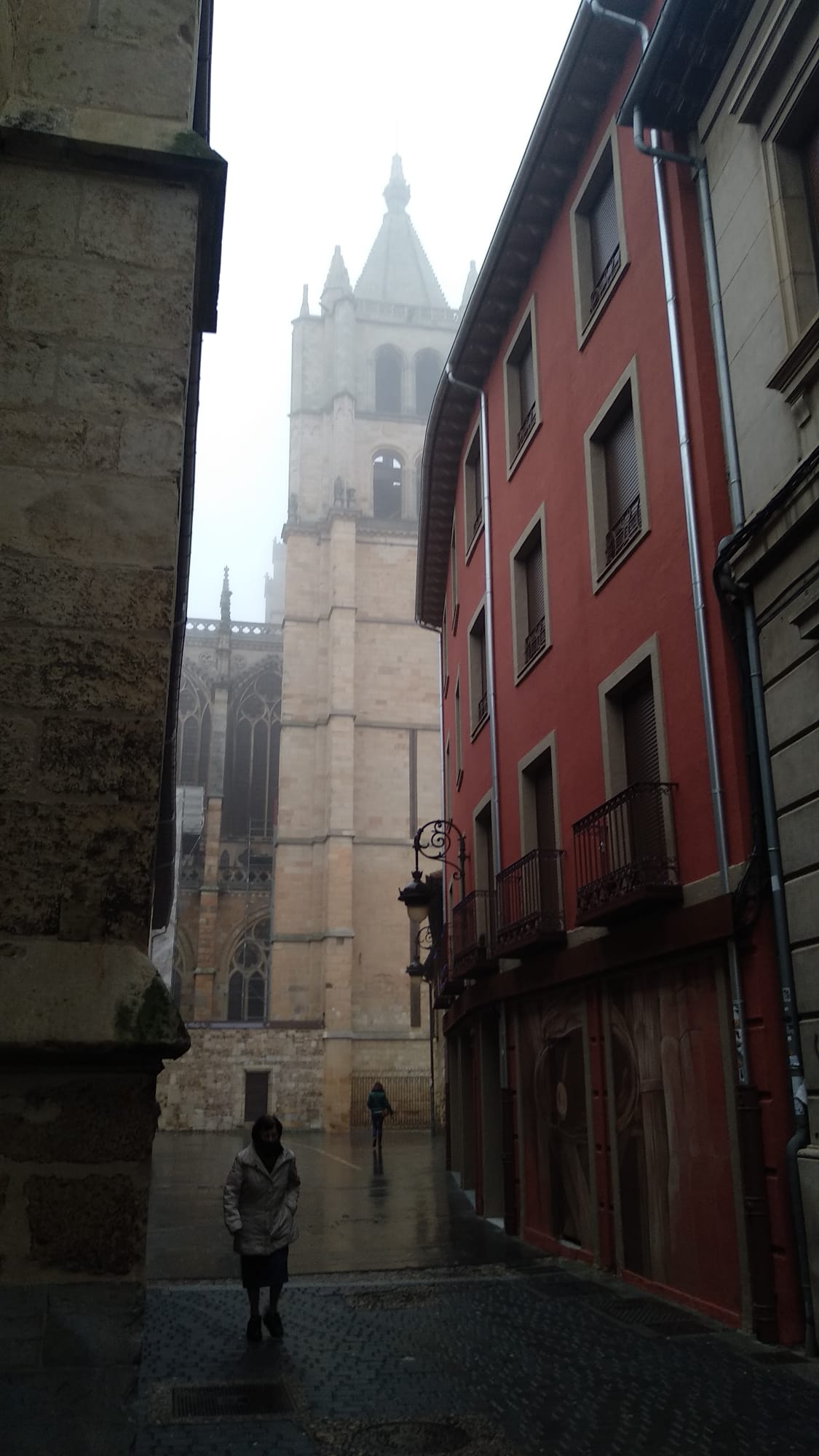 León amanece con niebla en Nochebuena